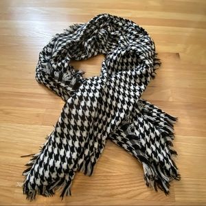 Soft fringed trimmed rectangular  black & white pattern wrap
